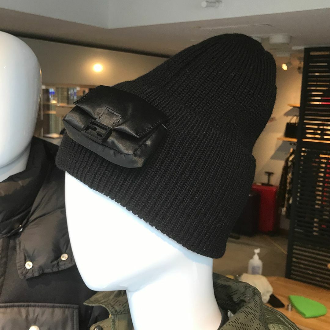 FENDI(フェンディ)の新品未使用 フェンディ 現行 バゲット ビーニー ニット帽 ブラック レディースの帽子(ニット帽/ビーニー)の商品写真