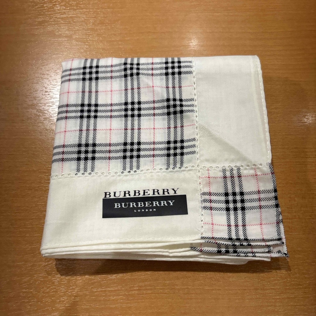 BURBERRY(バーバリー)のバーバリーハンカチ　ノバチェックホワイト レディースのファッション小物(ハンカチ)の商品写真