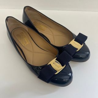 サルヴァトーレフェラガモ(Salvatore Ferragamo)の◇フェラガモ　ヴァラリボンパンプス　紺　5.5D（23cm）◇(ハイヒール/パンプス)