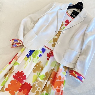 レオナール(LEONARD)のレオナール セットアップスーツ 花柄ジャケットワンピース 白ホワイト 38&36(スーツ)