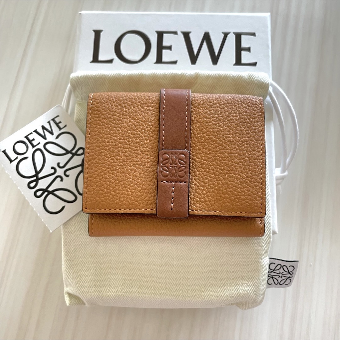 LOEWE(ロエベ)のロエベ  トライフォールドウォレット　ライトキャラメル 三折り財布　コンパクト レディースのファッション小物(財布)の商品写真