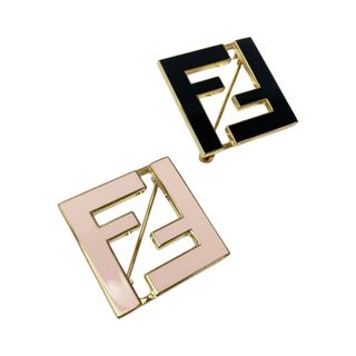 フェンディ(FENDI)の☆☆FENDI フェンディ フォーエバー FFロゴ ブローチ 2個セット 8AG976 ピンク/ブラック メタル(ブローチ/コサージュ)