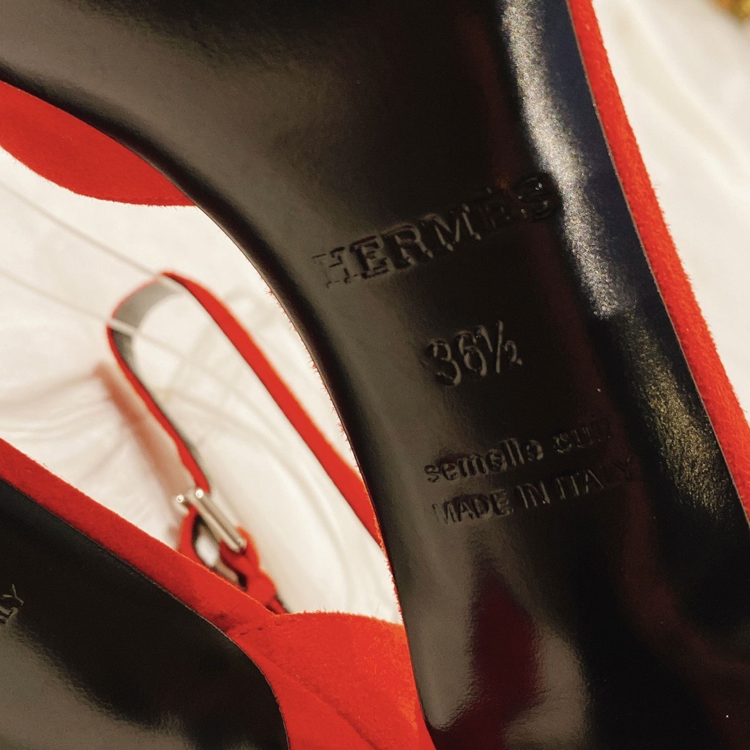 Hermes(エルメス)のエルメス スエードパンプスシューズ レッド赤 アンクルストラップ 36 1/2 レディースの靴/シューズ(ハイヒール/パンプス)の商品写真