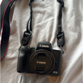 キヤノン(Canon)の【美品】Canon EOS KISS M BKボディ＋ 単焦点広角レンズ付き(ミラーレス一眼)