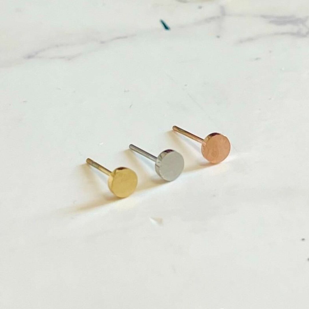 アレルギー対応 ステンレス製 丸ピアス〇イエローゴールド メンズのアクセサリー(ピアス(両耳用))の商品写真