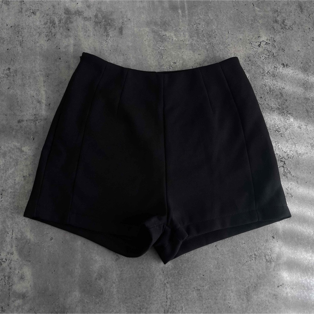 dholic(ディーホリック)のDHOLIC ディーホリック サイドファスナー スリム ショートパンツ ブラック レディースのパンツ(ショートパンツ)の商品写真
