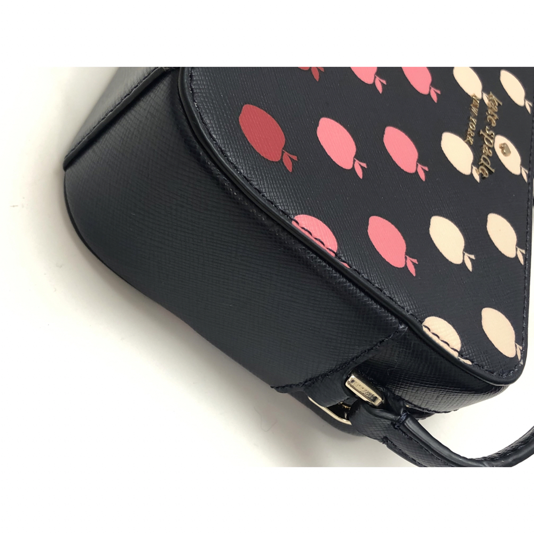 kate spade new york(ケイトスペードニューヨーク)の未使用　ケイトスペード　りんご柄　ショルダー　18680107 レディースのバッグ(ショルダーバッグ)の商品写真