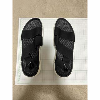 クロックス(crocs)の(used)クロックス　黒サンダル　W9 25cm(サンダル)