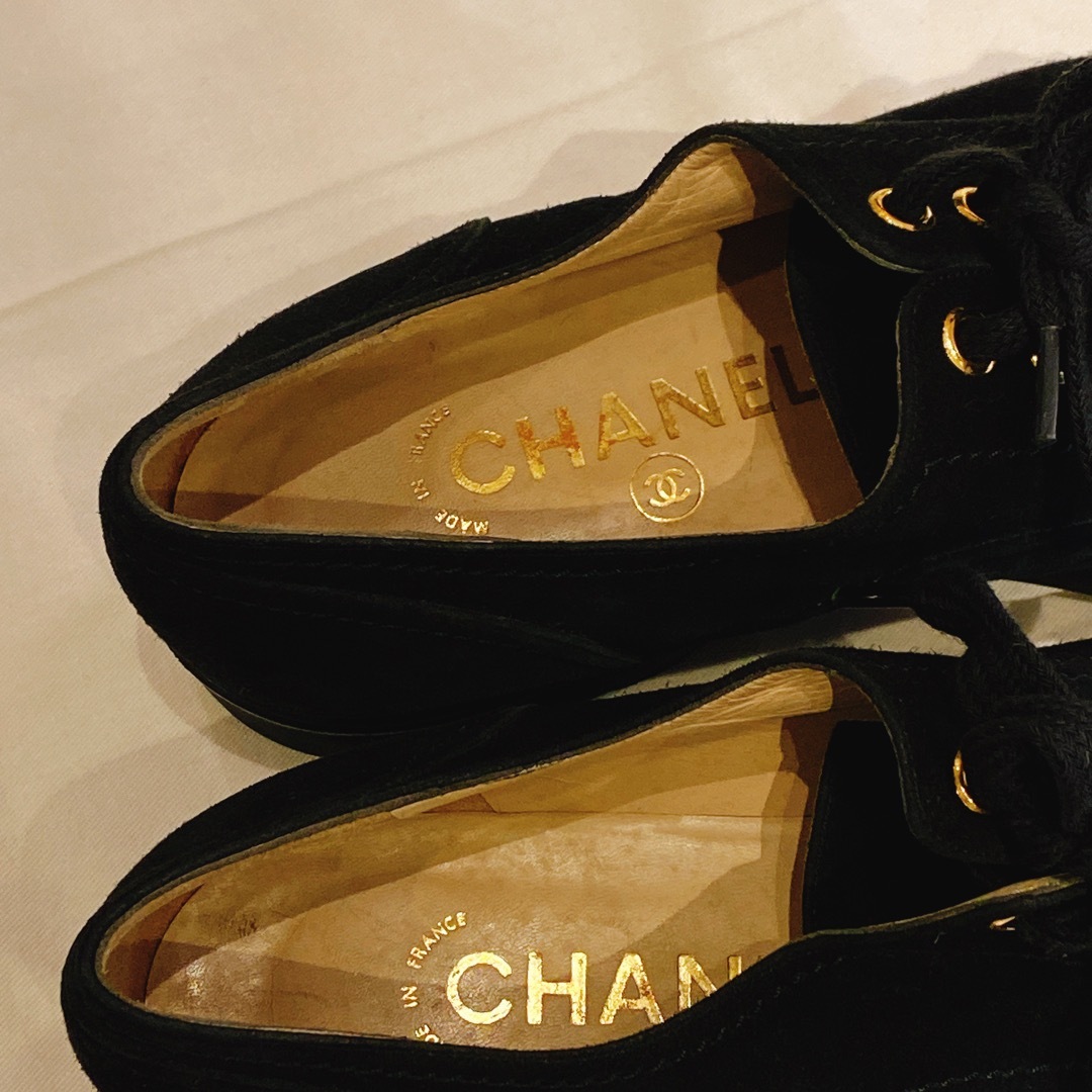 CHANEL(シャネル)のCHANELシャネル 98Pヴィンテージスエードレースアップローファーブラック黒 レディースの靴/シューズ(ローファー/革靴)の商品写真