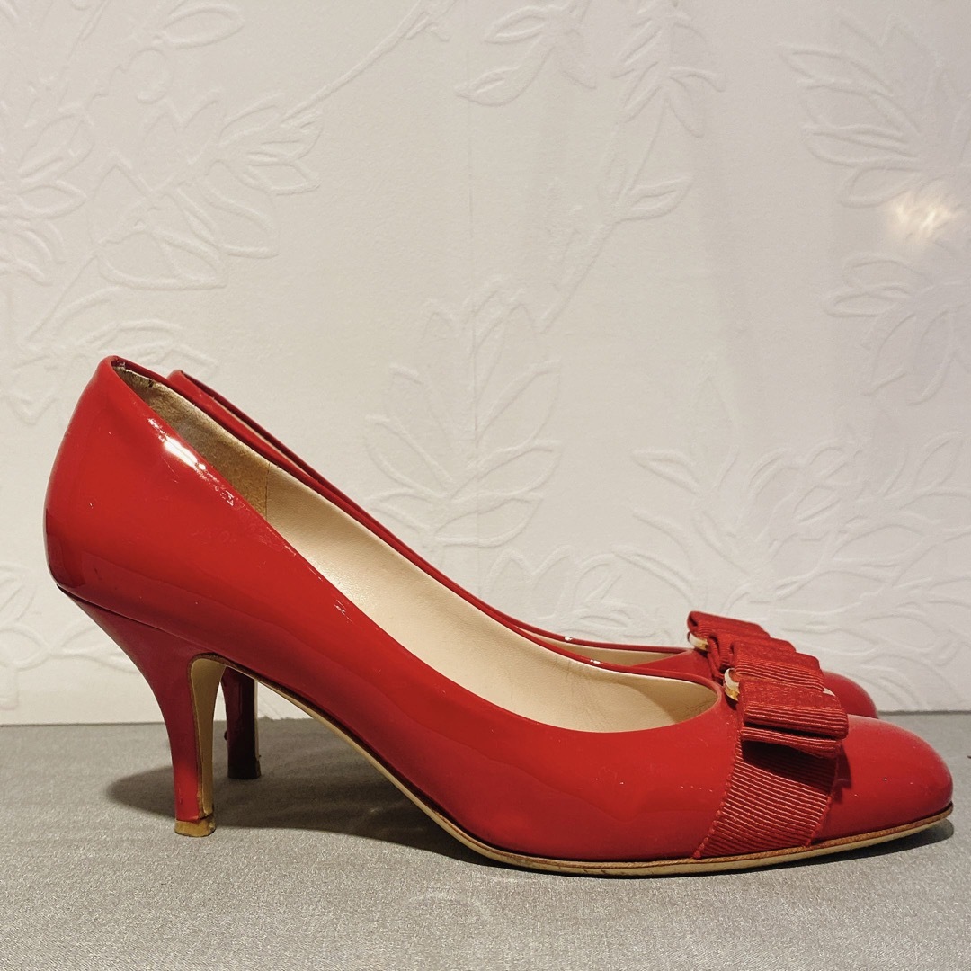 Salvatore Ferragamo(サルヴァトーレフェラガモ)のフェラガモ パテントエナメルパンプス ヴァラ 赤レッド サイズ6 ヒール7cm レディースの靴/シューズ(ハイヒール/パンプス)の商品写真