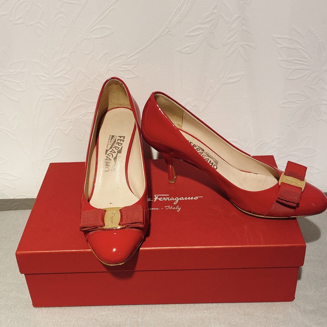 Salvatore Ferragamo(サルヴァトーレフェラガモ)のフェラガモ パテントエナメルパンプス ヴァラ 赤レッド サイズ6 ヒール7cm レディースの靴/シューズ(ハイヒール/パンプス)の商品写真