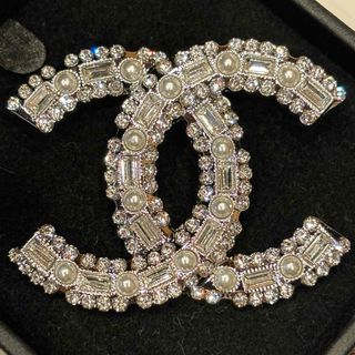 シャネル(CHANEL)のシルバーデザインブローチ(ブローチ/コサージュ)