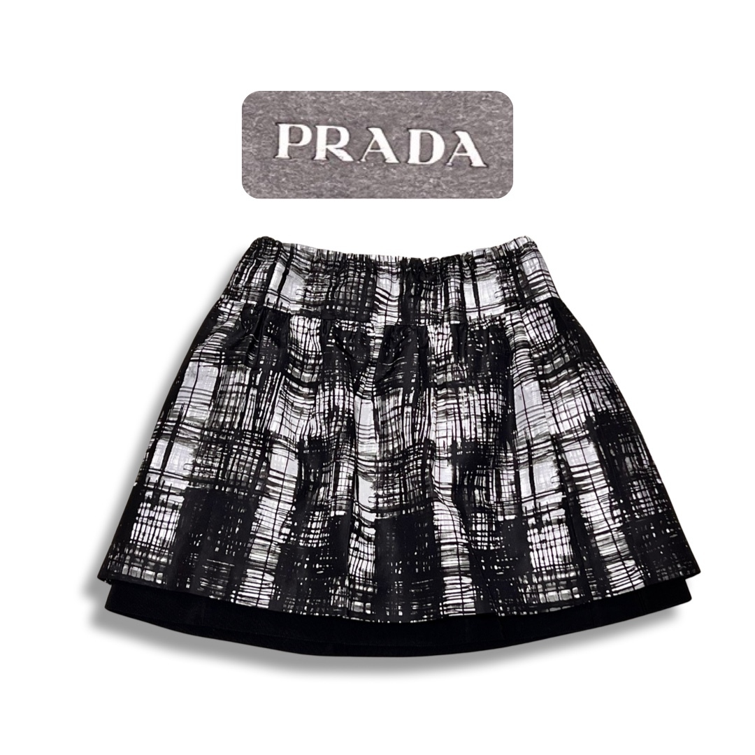 PRADA(プラダ)のPRADA プラダ タグ付き チェック柄 シルク フレア ひざ上丈 スカート ブラック ホワイト size 38S ほぼ未使用 レディースのスカート(ひざ丈スカート)の商品写真
