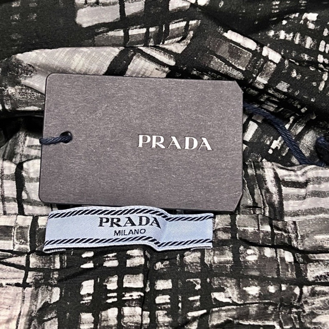 PRADA(プラダ)のPRADA プラダ タグ付き チェック柄 シルク フレア ひざ上丈 スカート ブラック ホワイト size 38S ほぼ未使用 レディースのスカート(ひざ丈スカート)の商品写真