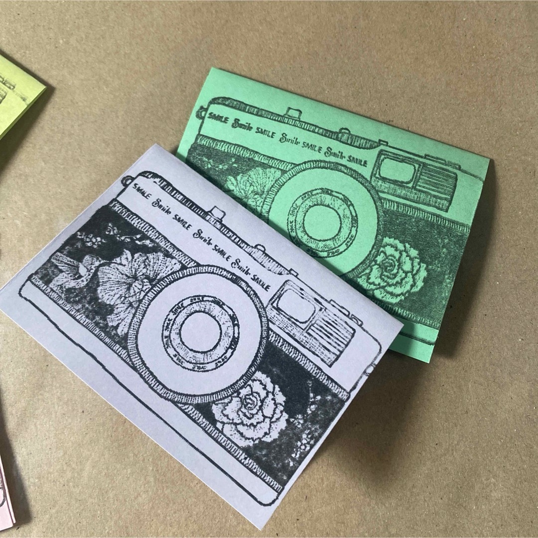ハンドメイドメイド  メッセージカード席札 薄紫＆カラフル 20枚セット ハンドメイドの文具/ステーショナリー(カード/レター/ラッピング)の商品写真