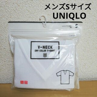 ユニクロ(UNIQLO)の【新品未開封】UNIQLO　Vネック　半袖　白シャツ　S　メンズ服(シャツ)