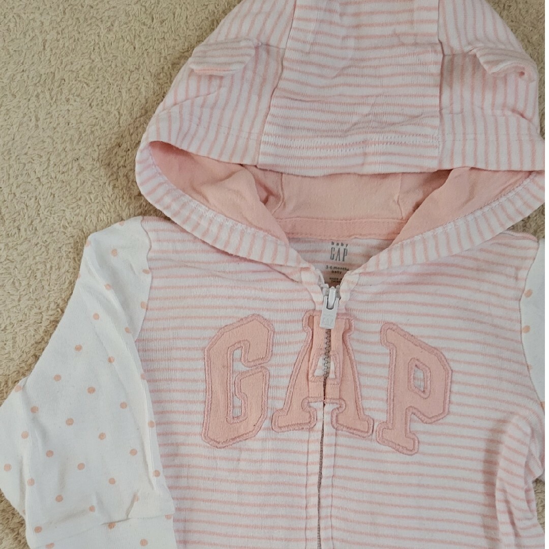 babyGAP(ベビーギャップ)のBABYGAPクマ耳付きパーカー60-70 キッズ/ベビー/マタニティのベビー服(~85cm)(カーディガン/ボレロ)の商品写真