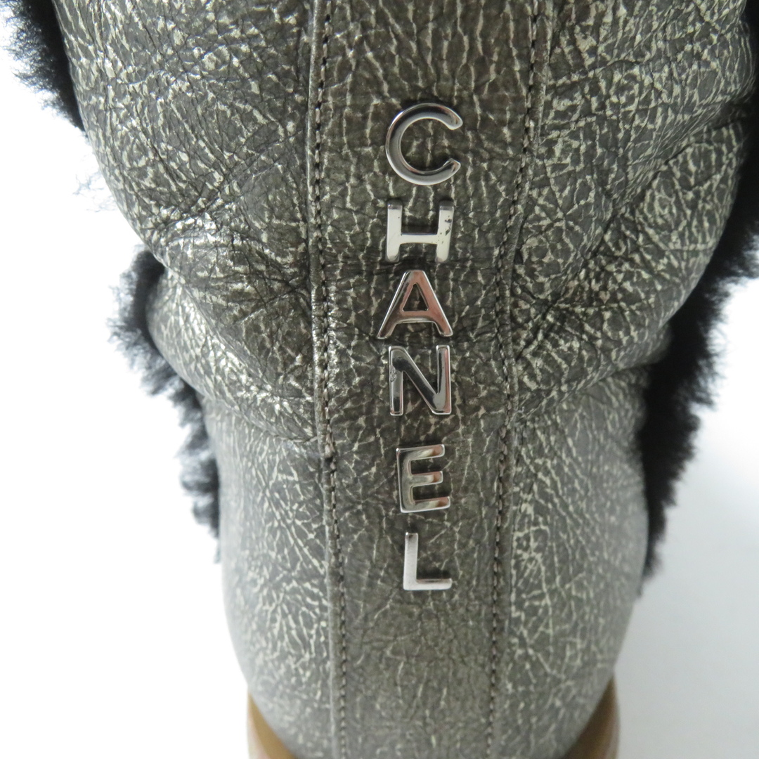CHANEL(シャネル)の良品 CHANEL シャネル G26470 ロゴ金具付 チャンキーヒール ラウンドトゥ ロングブーツ ゴールド 36 箱・保存袋付き イタリア製 レディース レディースの靴/シューズ(ブーツ)の商品写真