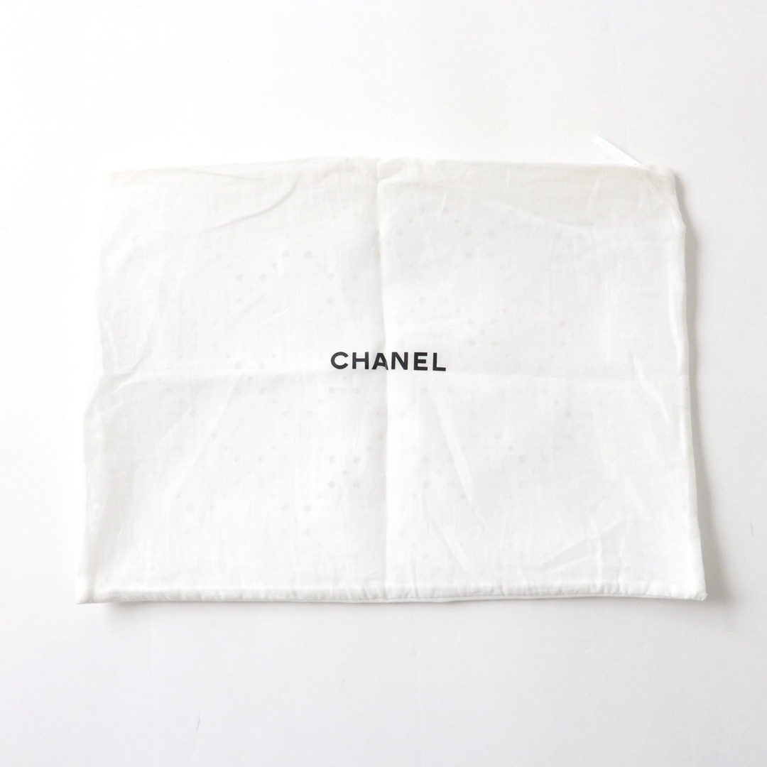 CHANEL(シャネル)の極美品 CHANEL シャネル P62881 カシミヤ100％ ロゴプレート付 オフショルダー 長袖 ニット ブラック ゴールド金具 36 保存袋付き イタリア製 レディース レディースのトップス(ニット/セーター)の商品写真