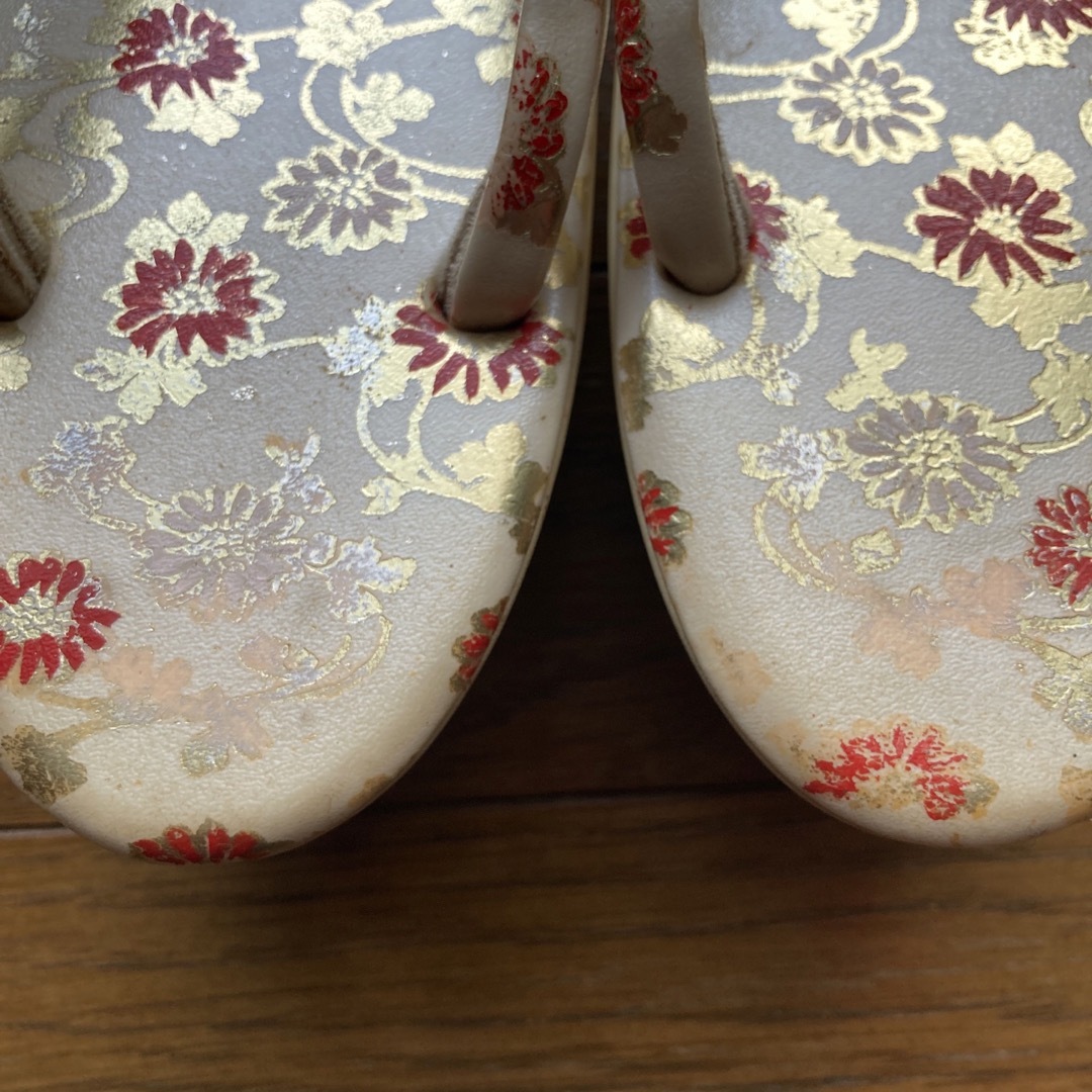 白地　赤ピンク金　花柄　草履   レディースの靴/シューズ(下駄/草履)の商品写真