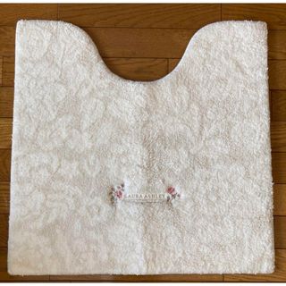 ローラアシュレイ(LAURA ASHLEY)の今だけ価格　ローラアシュレイ　トイレマット　マット　ベージュ　ホワイト　新品(トイレマット)