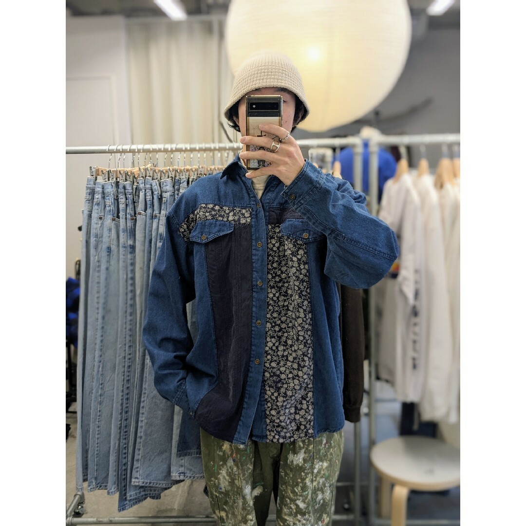 BEAMS(ビームス)のFLOWER PATTERN SILK PATCH DENIM SHIRT メンズのトップス(シャツ)の商品写真