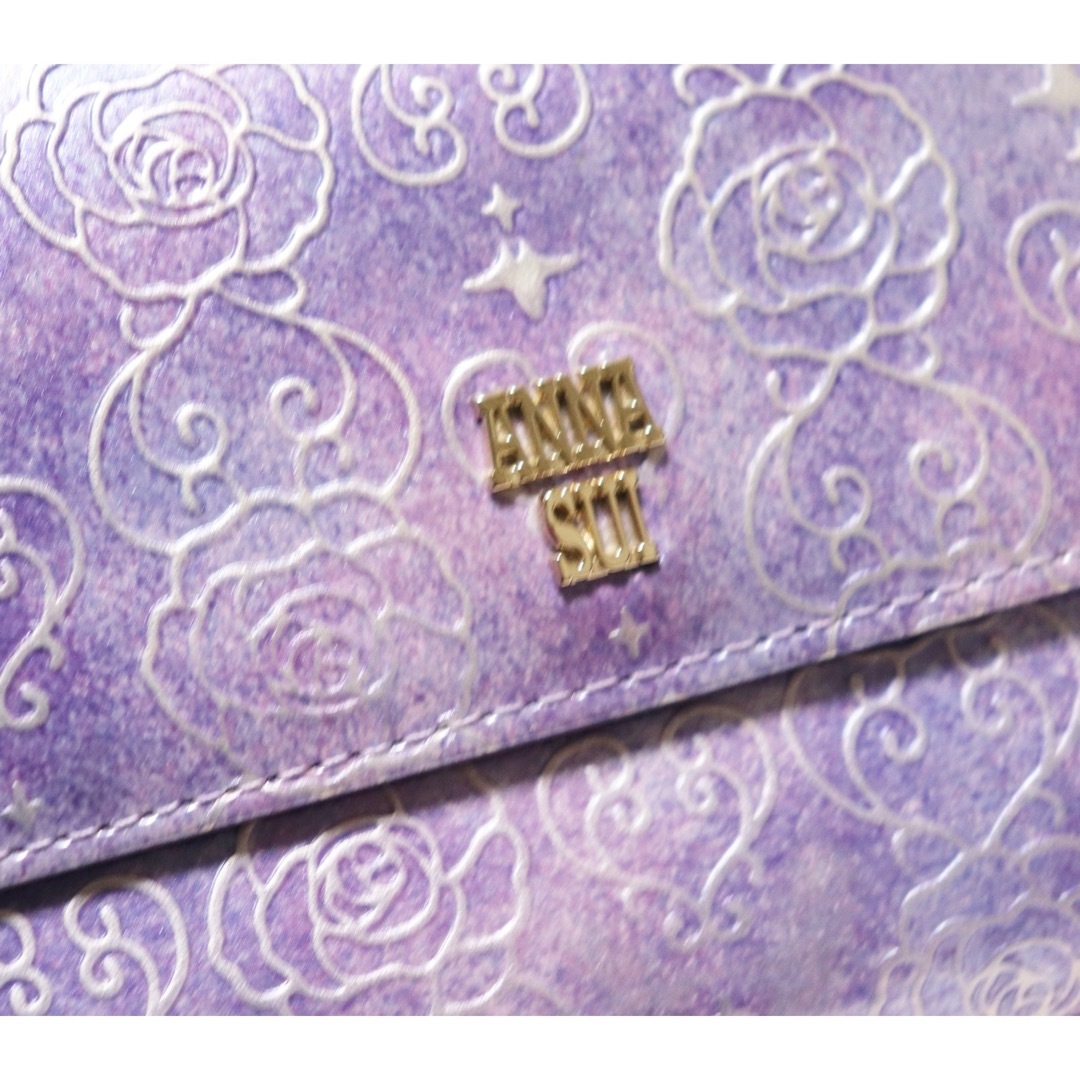 ANNA SUI(アナスイ)の《アナスイ》新品 チャーム付 ポケット多数 エナメルレザー かぶせ式長財布 レディースのファッション小物(財布)の商品写真