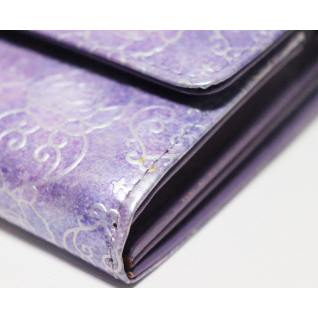 ANNA SUI(アナスイ)の《アナスイ》新品 チャーム付 ポケット多数 エナメルレザー かぶせ式長財布 レディースのファッション小物(財布)の商品写真