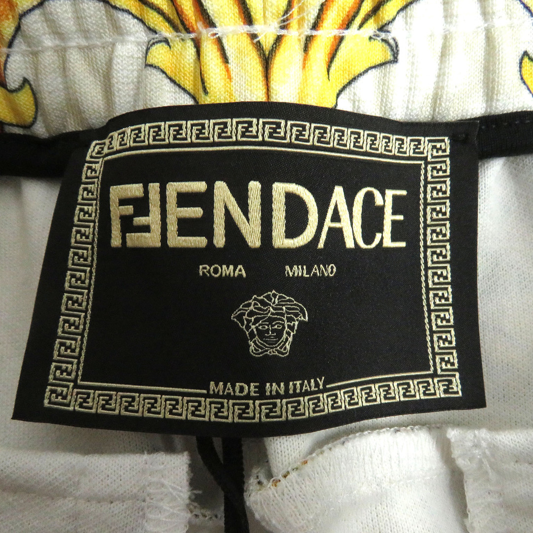FENDI(フェンディ)の未使用品 FENDI フェンディ VERSACE 22SS FAB557 FENDACE バロック ズッカ 2WAY スウェットパンツ ショートパンツ パンツ ライトベージュ系 S イタリア製 正規品 メンズ メンズのパンツ(その他)の商品写真