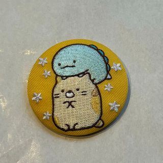 サンエックス(サンエックス)の新品未使用 すみっコぐらし 刺繍缶バッジ ねこととかげ(バッジ/ピンバッジ)