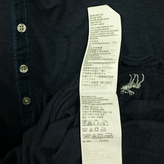 Abercrombie&Fitch(アバクロンビーアンドフィッチ)のアバクロンビー&フィッチ紺のTシャツ レディースのトップス(Tシャツ(半袖/袖なし))の商品写真