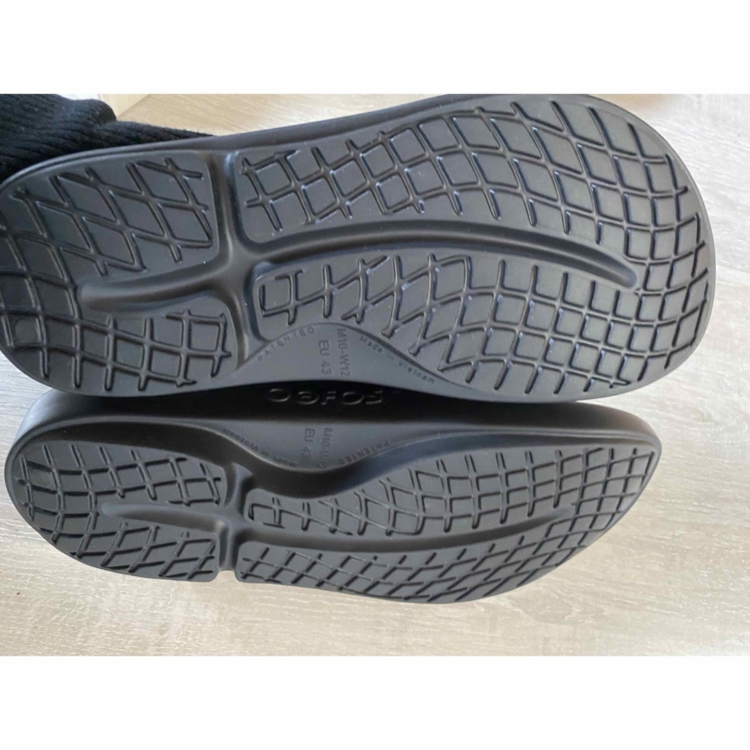 OOFOS(ウーフォス)の▪️新品タグ　ウーフォス　BLACK ４３サイズ メンズの靴/シューズ(サンダル)の商品写真