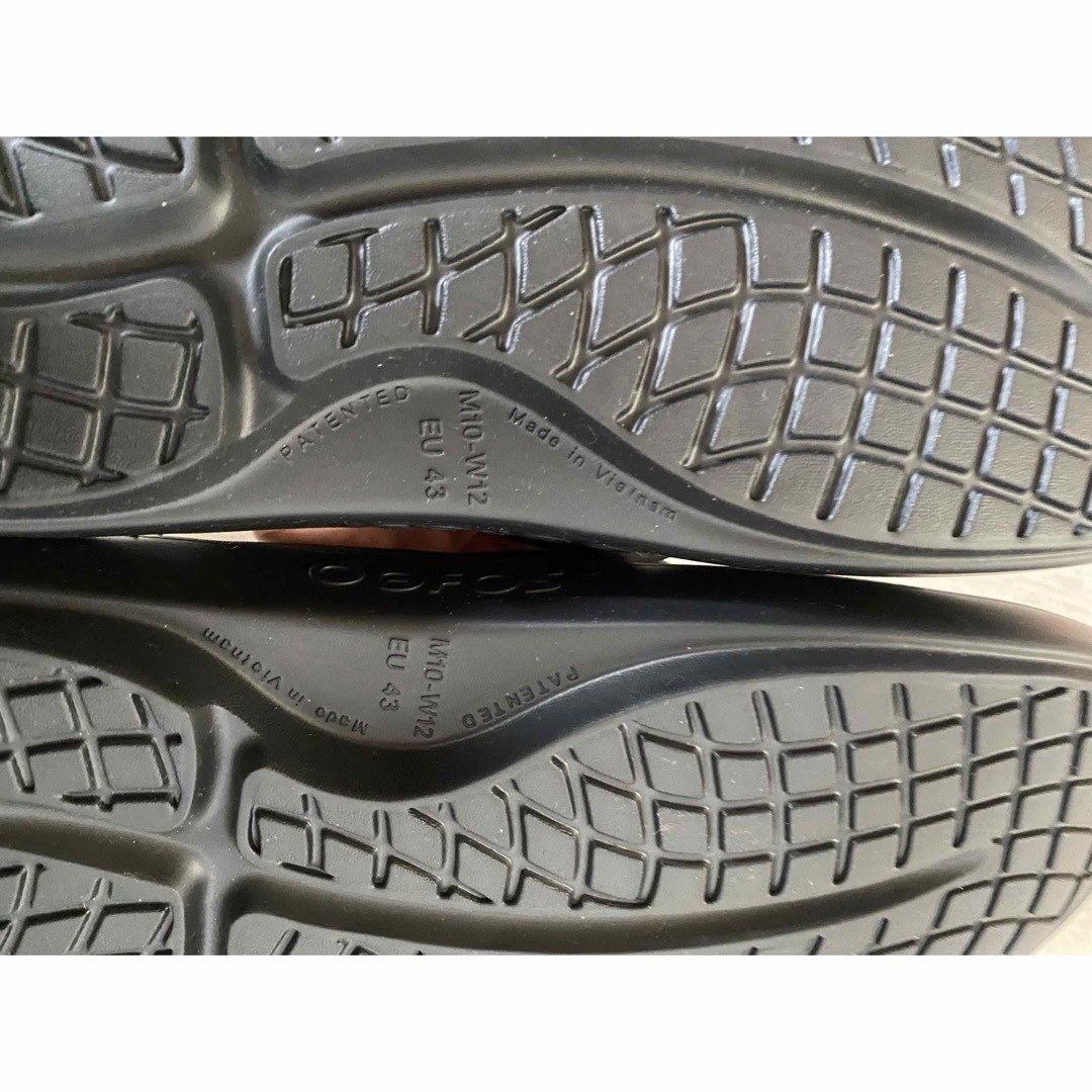 OOFOS(ウーフォス)の▪️新品タグ　ウーフォス　BLACK ４３サイズ メンズの靴/シューズ(サンダル)の商品写真