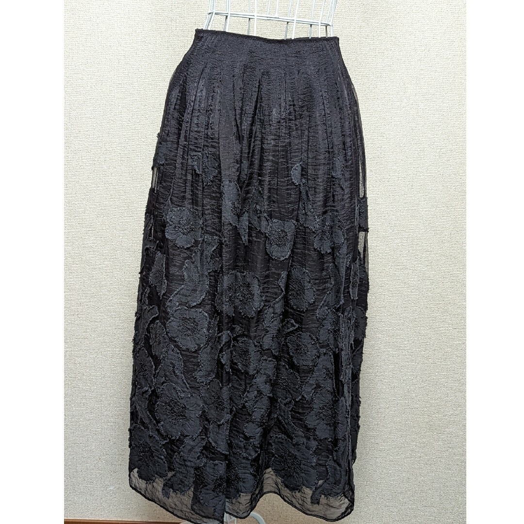 HIROKO BIS(ヒロコビス)の美品　ヒロコビス　花柄　モチーフ　ロング　スカート　黒　ブラック　フレア　M レディースのスカート(ロングスカート)の商品写真