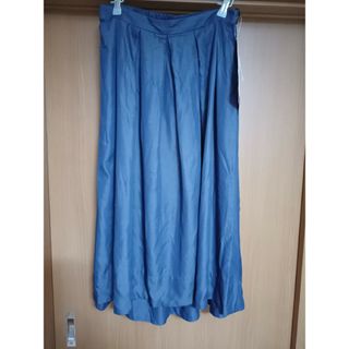新品タグ付き　ブルーのスカート(ひざ丈スカート)
