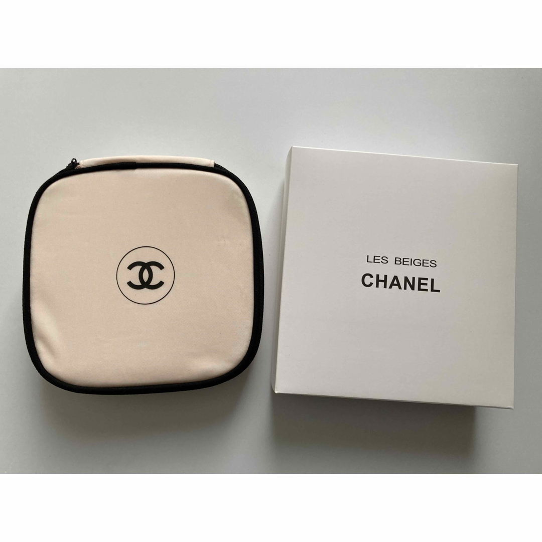 CHANEL(シャネル)のCHANEL シャネル 化粧ポーチ ホワイト スクエア 正規品 ノベルティ 新品 レディースのファッション小物(ポーチ)の商品写真