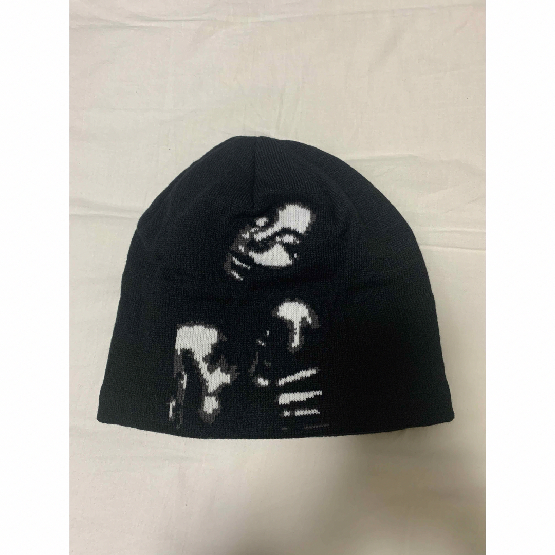 【即日発送】ブラックビーニー　ニット帽　オリジナルデザイン メンズの帽子(ニット帽/ビーニー)の商品写真