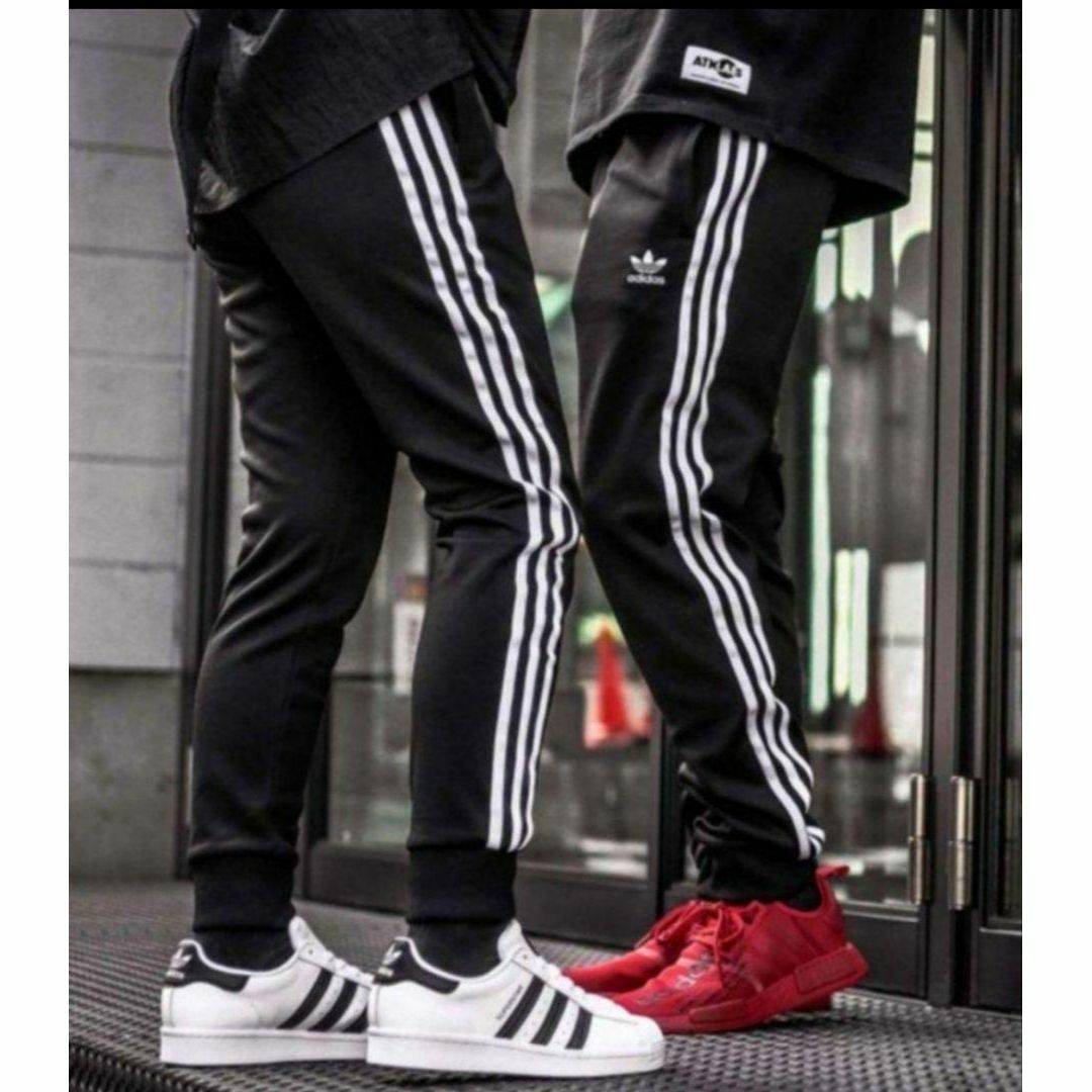adidas(アディダス)のアディダス 黒 スーパースター トラックパンツ ジャージ 男性S カフ仕上げ メンズのパンツ(その他)の商品写真
