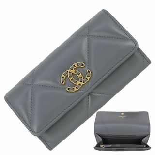 シャネル(CHANEL)のシャネル 二つ折り 財布 長財布 ミディアムフラップウォレット ラムスキン グレー CHANEL19 ディズヌフ 新品 1993(財布)