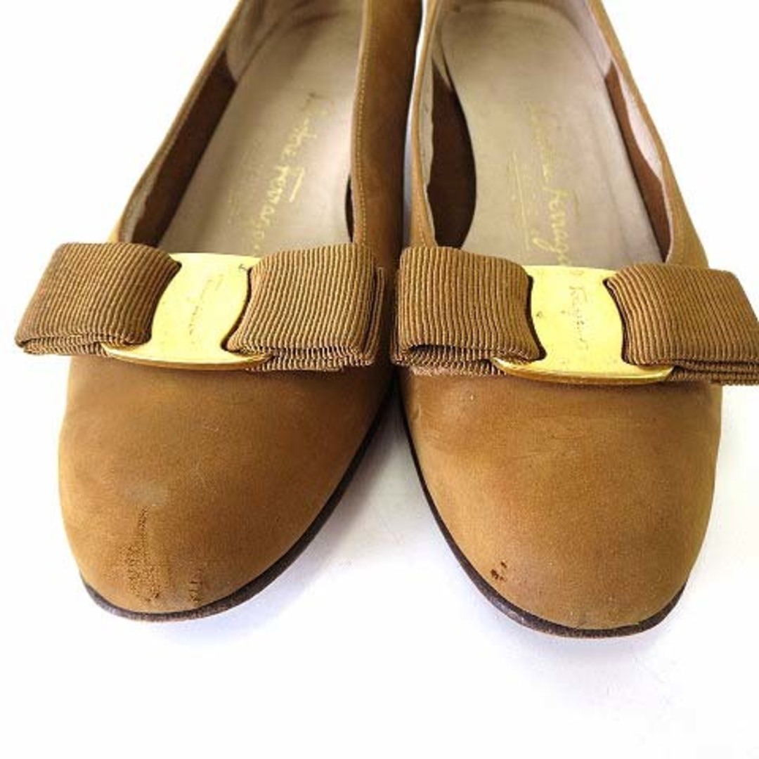 Salvatore Ferragamo(サルヴァトーレフェラガモ)のサルヴァトーレフェラガモ パンプス ヴァラ ヌバック 6 C 茶色 23cm レディースの靴/シューズ(ハイヒール/パンプス)の商品写真