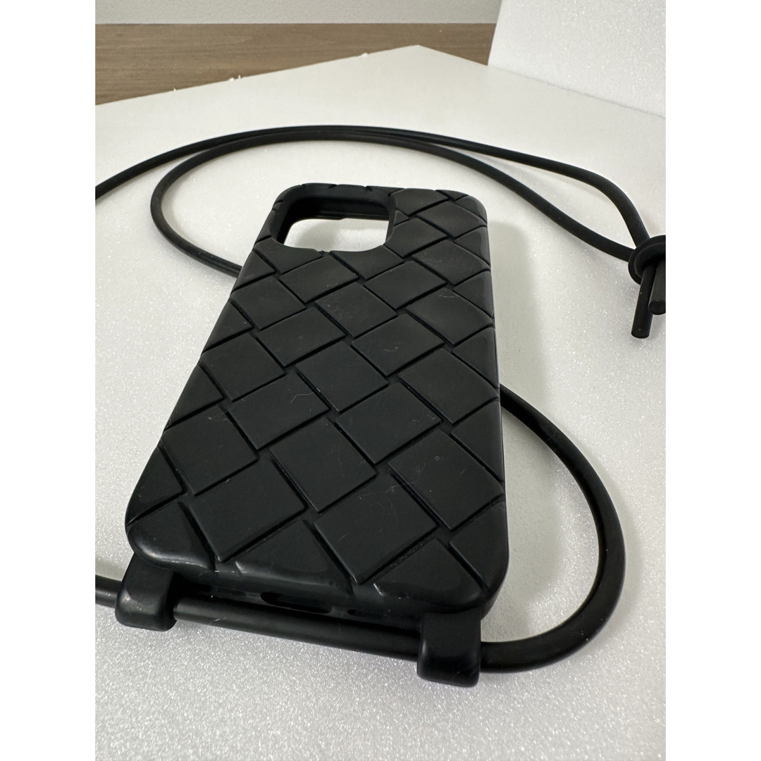 Bottega Veneta(ボッテガヴェネタ)のiPhone14pro ボッデガべネタ　シリコン　スマホケース　ショルダー スマホ/家電/カメラのスマホアクセサリー(iPhoneケース)の商品写真