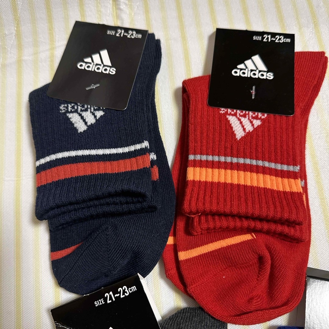 adidas(アディダス)の【未使用品】お買い得！adidas 靴下　９足セット　21〜23センチ キッズ/ベビー/マタニティのこども用ファッション小物(靴下/タイツ)の商品写真