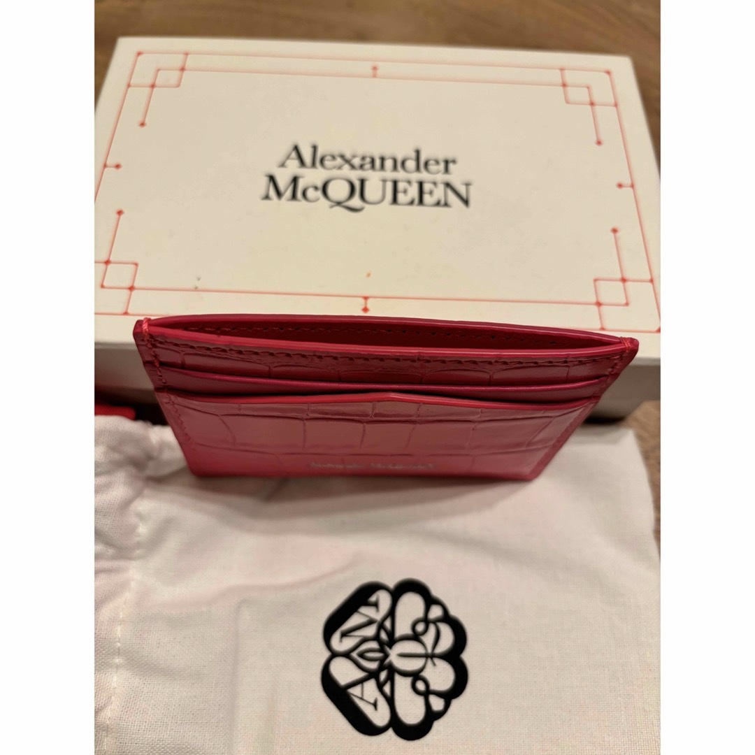 Alexander McQueen(アレキサンダーマックイーン)のALEXANDER MCQUEEN レザー カードケース　名刺入れ　ピンク レディースのファッション小物(名刺入れ/定期入れ)の商品写真