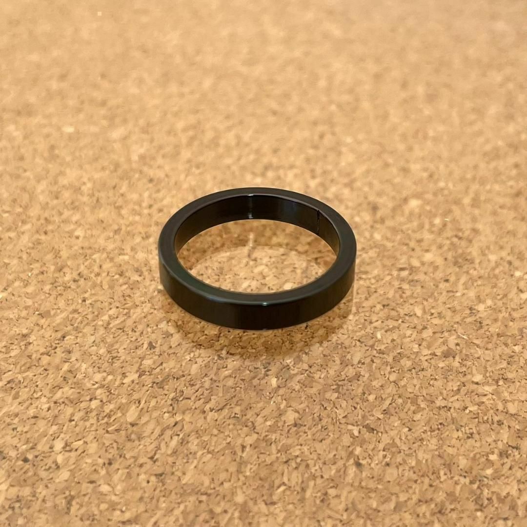 アレルギー対応◎平打ち4mmブラックリング　指輪 レディースのアクセサリー(リング(指輪))の商品写真