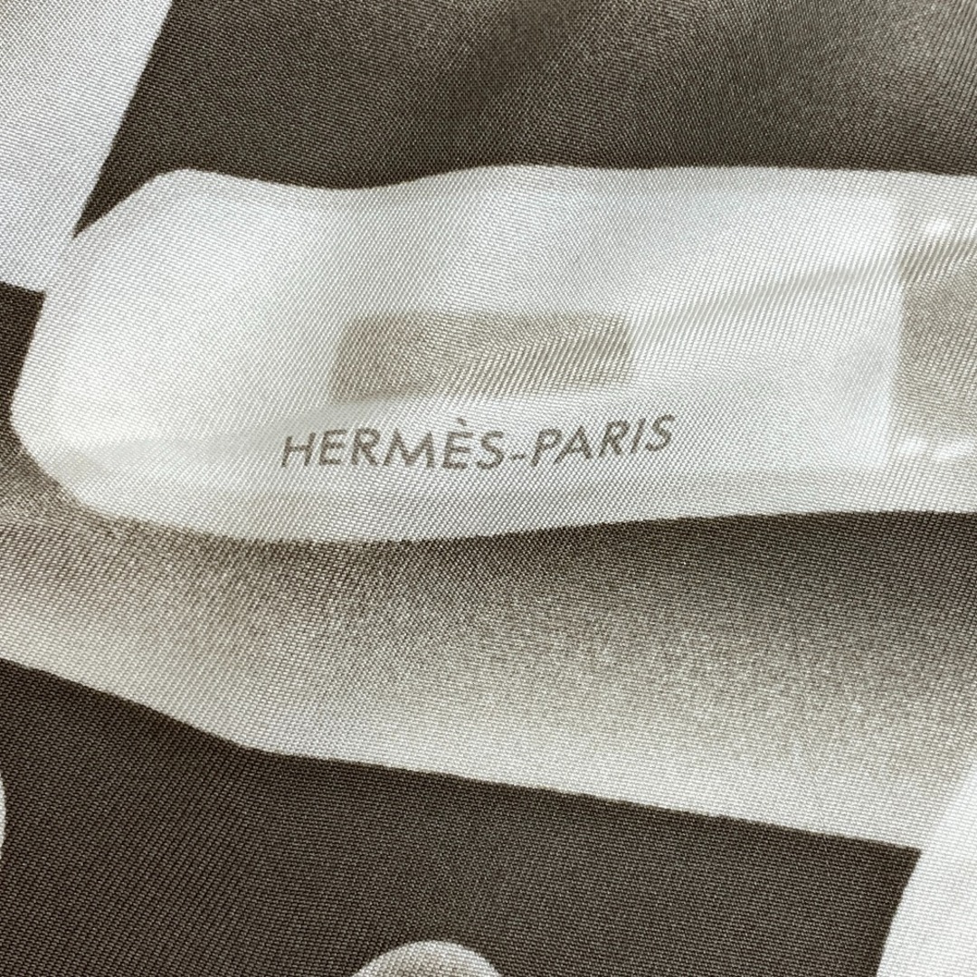Hermes(エルメス)のエルメス HERMES スカーフ
 PLEASE CHECK-IN チェックイン カレ90 グレー レディースのファッション小物(バンダナ/スカーフ)の商品写真