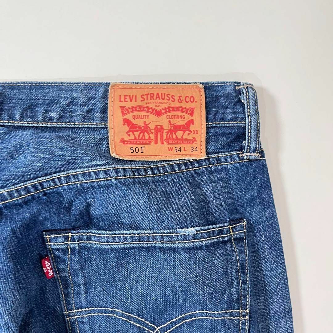 Levi's(リーバイス)のリーバイス 501 革パッチ ブルー デニム w34 L34 青 古着 メンズのパンツ(デニム/ジーンズ)の商品写真