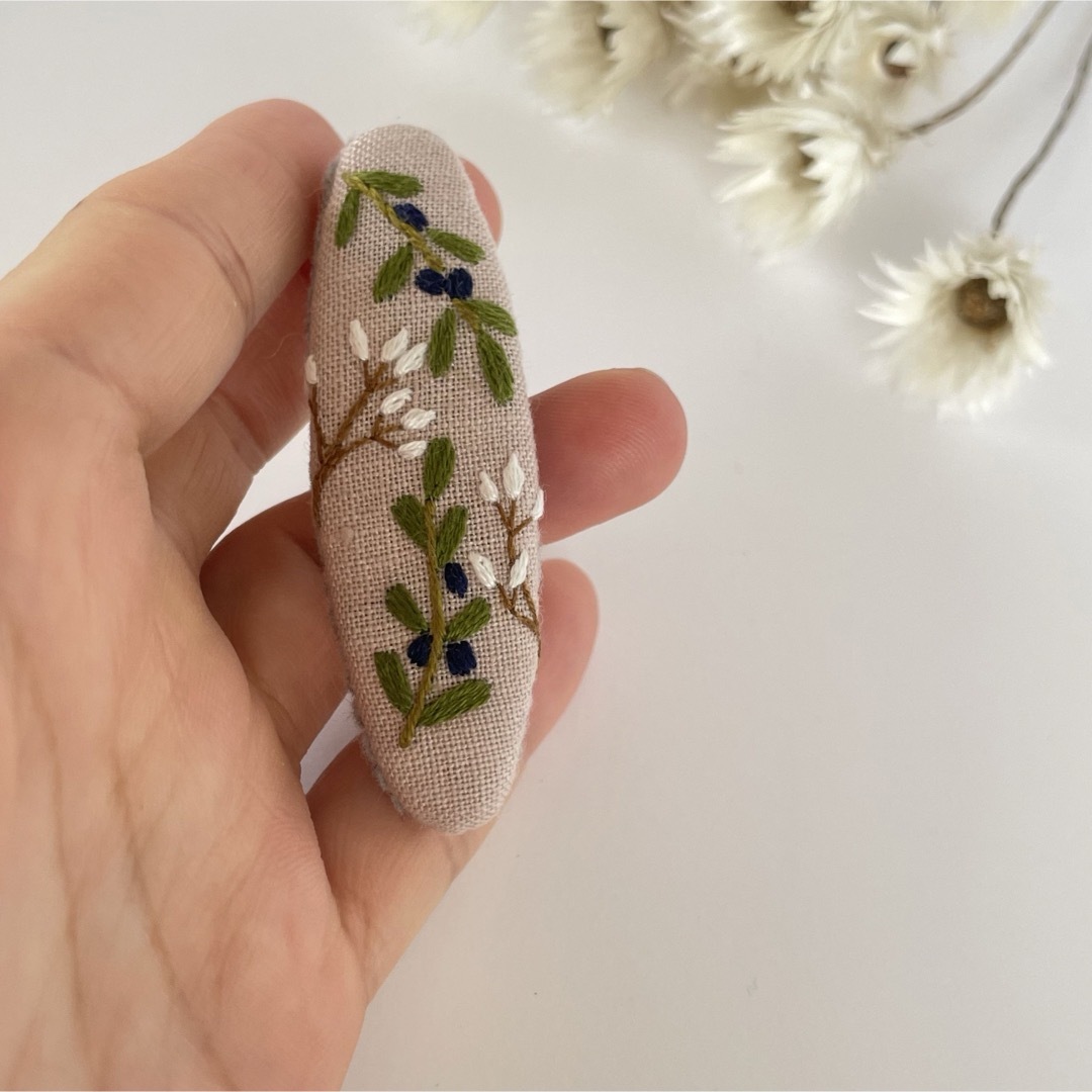 刺繍バレッタ　ミニ ハンドメイドのアクセサリー(ヘアアクセサリー)の商品写真