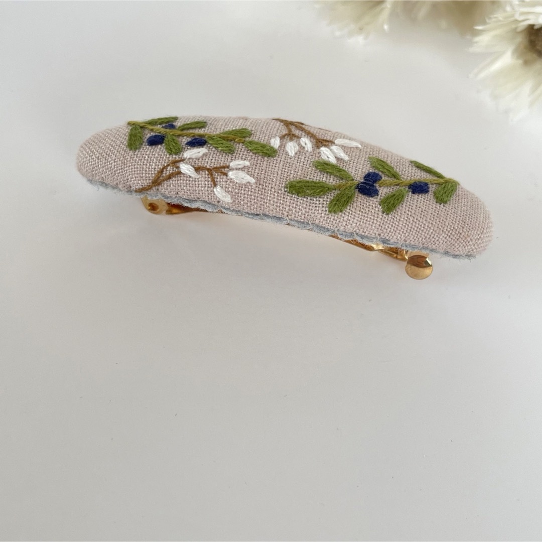 刺繍バレッタ　ミニ ハンドメイドのアクセサリー(ヘアアクセサリー)の商品写真