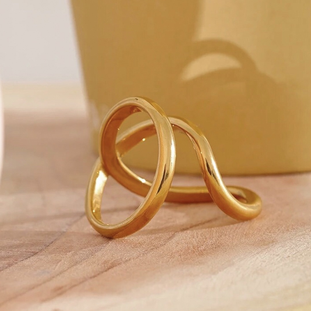 【新品未使用】1点のみ RIBBON RING デザインリング ゴールド レディースのアクセサリー(リング(指輪))の商品写真