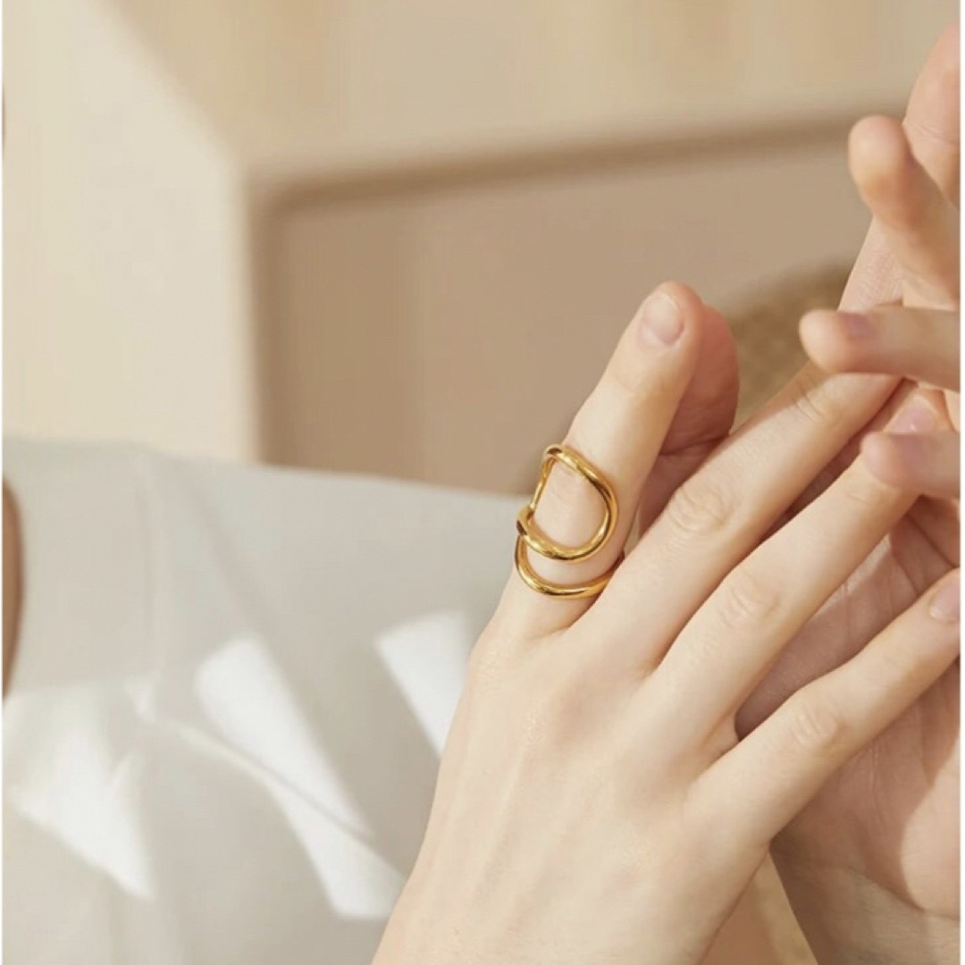 【新品未使用】1点のみ RIBBON RING デザインリング ゴールド レディースのアクセサリー(リング(指輪))の商品写真